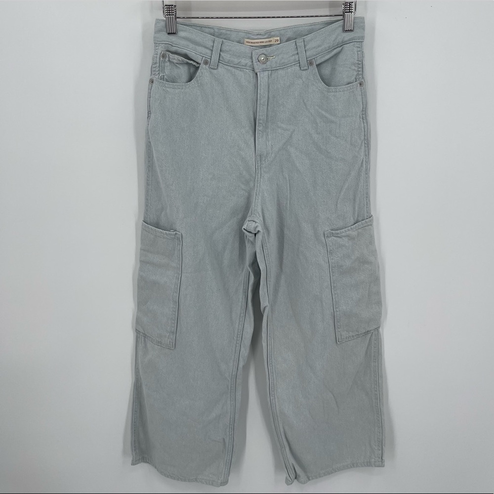 Levi’s High Waisted Wide Leg Cropped Cargo Jean Light Wash Size 29